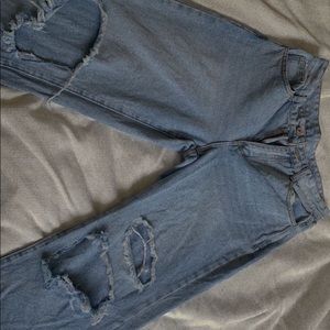 Overdsized baggy jeans. Fits y2k look.